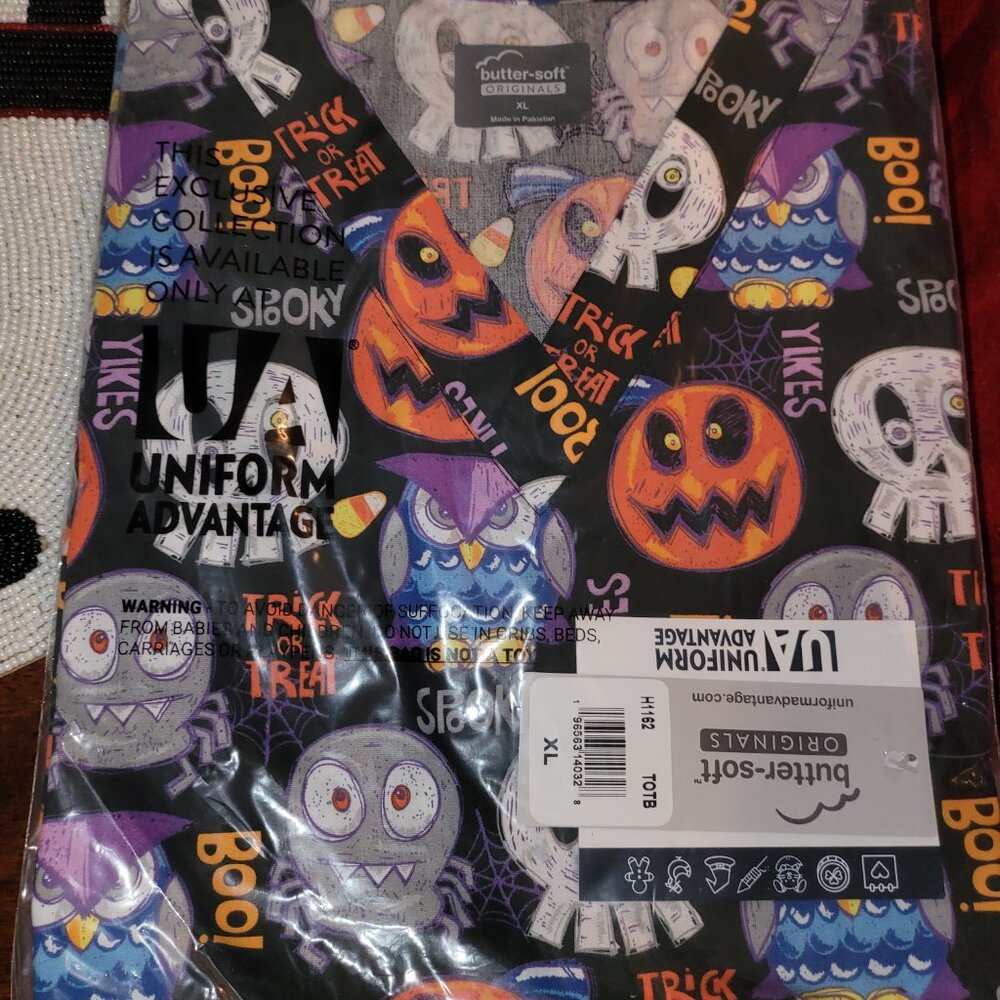 Butter-Soft Originals Trick Or Treat Black V-Neck Scrub Top 2-Pocket XL SOLD OUT